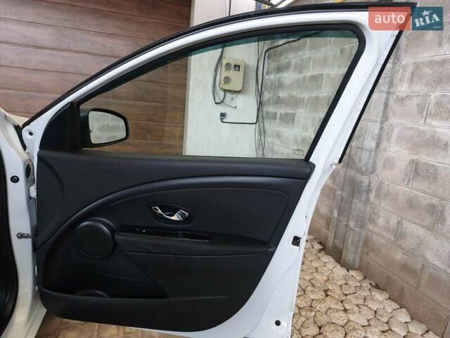 Белый Рено Меган, объемом двигателя 1.5 л и пробегом 269 тыс. км за 6700 $, фото 6 на Automoto.ua