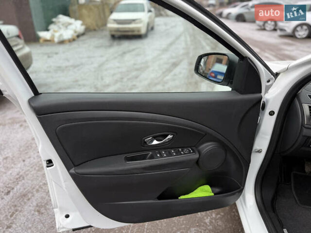 Белый Рено Меган, объемом двигателя 1.6 л и пробегом 153 тыс. км за 9300 $, фото 23 на Automoto.ua