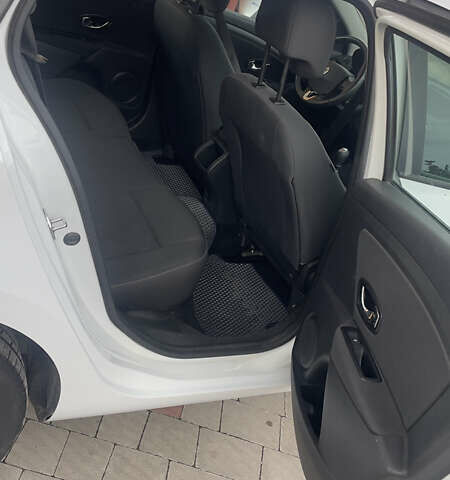 Рено Меган 2013 в Локачи на Automoto.ua Белый Рено Меган, объемом двигателя 1.5 л и пробегом 290 тыс. км за 7500 $, фото 15 на Automoto.ua