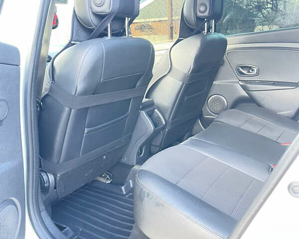 Белый Рено Меган, объемом двигателя 1.46 л и пробегом 390 тыс. км за 8200 $, фото 6 на Automoto.ua