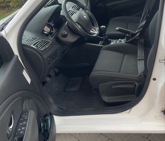 Рено Меган 2013 в Локачи на Automoto.ua Белый Рено Меган, объемом двигателя 1.5 л и пробегом 290 тыс. км за 7500 $, фото 8 на Automoto.ua