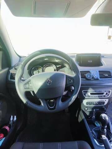 Рено Меган 2014 в Киеве на Automoto.ua Белый Рено Меган, объемом двигателя 1.5 л и пробегом 257 тыс. км за 8500 $, фото 15 на Automoto.ua