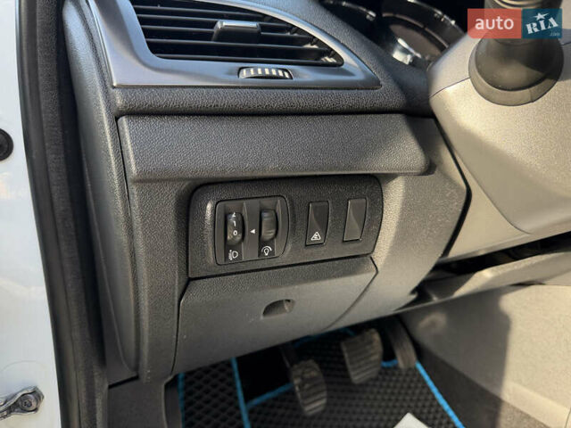 Белый Рено Меган, объемом двигателя 1.46 л и пробегом 178 тыс. км за 8550 $, фото 70 на Automoto.ua