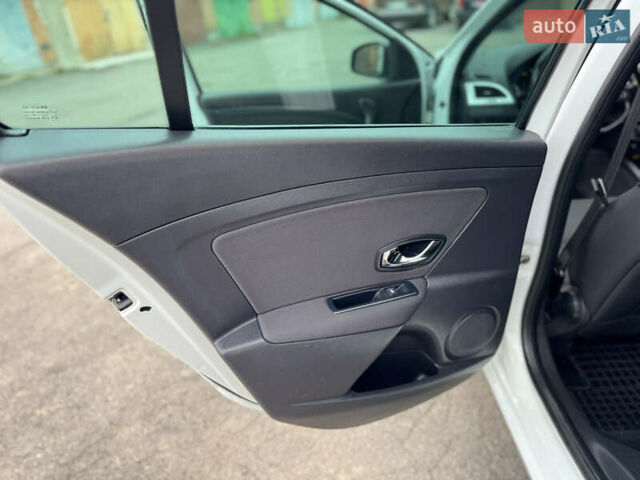 Белый Рено Меган, объемом двигателя 1.5 л и пробегом 225 тыс. км за 9850 $, фото 22 на Automoto.ua