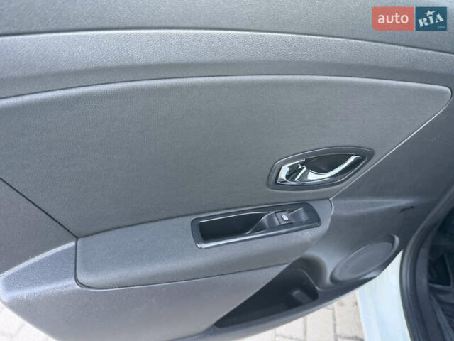 Белый Рено Меган, объемом двигателя 1.5 л и пробегом 265 тыс. км за 8550 $, фото 34 на Automoto.ua