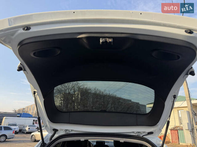 Белый Рено Меган, объемом двигателя 1.46 л и пробегом 178 тыс. км за 8550 $, фото 85 на Automoto.ua