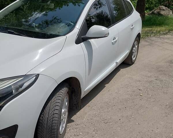 Белый Рено Меган, объемом двигателя 1.5 л и пробегом 200 тыс. км за 9800 $, фото 1 на Automoto.ua