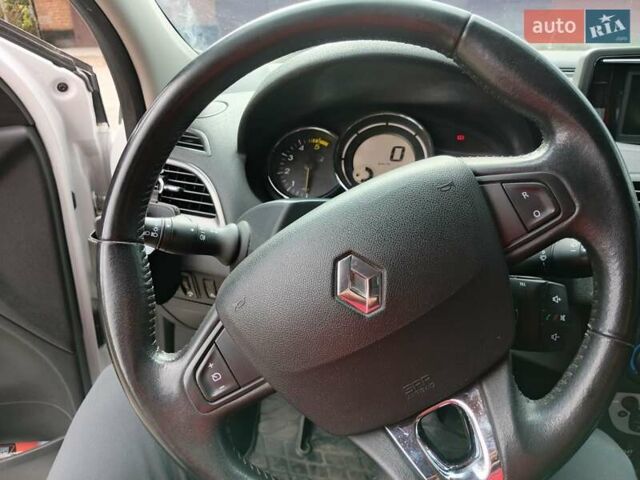 Рено Меган 2014 в Полтаве на Automoto.ua Белый Рено Меган, объемом двигателя 1.46 л и пробегом 320 тыс. км за 7800 $, фото 2 на Automoto.ua