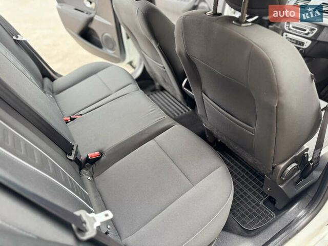 Белый Рено Меган, объемом двигателя 1.5 л и пробегом 225 тыс. км за 9850 $, фото 33 на Automoto.ua