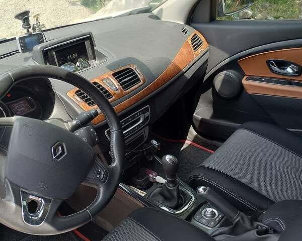 Белый Рено Меган, объемом двигателя 1.5 л и пробегом 200 тыс. км за 9800 $, фото 2 на Automoto.ua