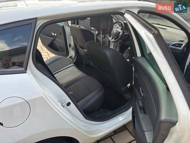 Белый Рено Меган, объемом двигателя 2 л и пробегом 230 тыс. км за 12500 $, фото 8 на Automoto.ua