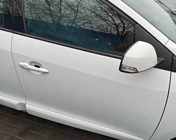 Белый Рено Меган, объемом двигателя 1.5 л и пробегом 131 тыс. км за 9300 $, фото 2 на Automoto.ua