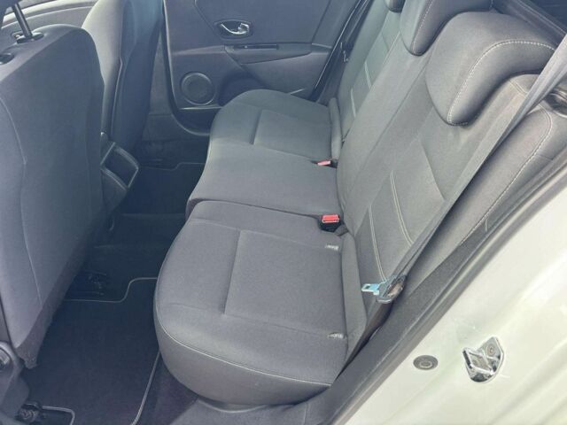 Белый Рено Меган, объемом двигателя 1.5 л и пробегом 230 тыс. км за 2500 $, фото 2 на Automoto.ua