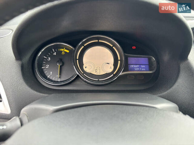 Белый Рено Меган, объемом двигателя 1.5 л и пробегом 242 тыс. км за 8700 $, фото 23 на Automoto.ua