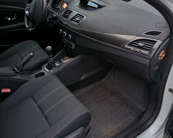 Белый Рено Меган, объемом двигателя 1.46 л и пробегом 279 тыс. км за 7800 $, фото 23 на Automoto.ua