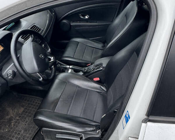 Белый Рено Меган, объемом двигателя 1.5 л и пробегом 260 тыс. км за 5500 $, фото 3 на Automoto.ua