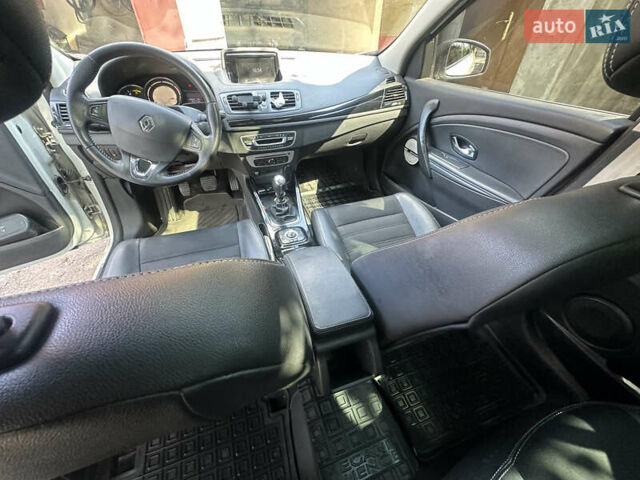 Белый Рено Меган, объемом двигателя 1.6 л и пробегом 185 тыс. км за 8300 $, фото 12 на Automoto.ua