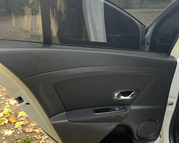 Белый Рено Меган, объемом двигателя 1.46 л и пробегом 272 тыс. км за 8700 $, фото 20 на Automoto.ua