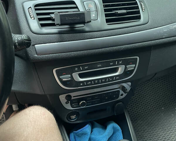 Белый Рено Меган, объемом двигателя 1.5 л и пробегом 235 тыс. км за 9100 $, фото 8 на Automoto.ua