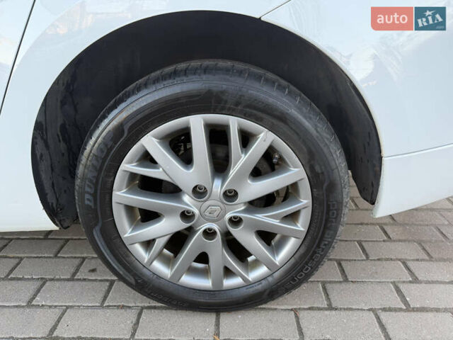 Белый Рено Меган, объемом двигателя 1.5 л и пробегом 265 тыс. км за 8550 $, фото 16 на Automoto.ua