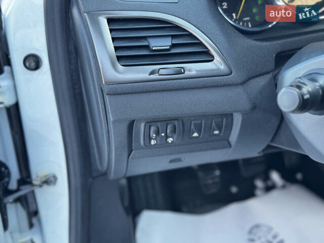 Белый Рено Меган, объемом двигателя 1.5 л и пробегом 261 тыс. км за 7999 $, фото 38 на Automoto.ua