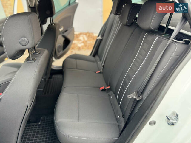 Белый Рено Меган, объемом двигателя 1.5 л и пробегом 225 тыс. км за 9850 $, фото 27 на Automoto.ua