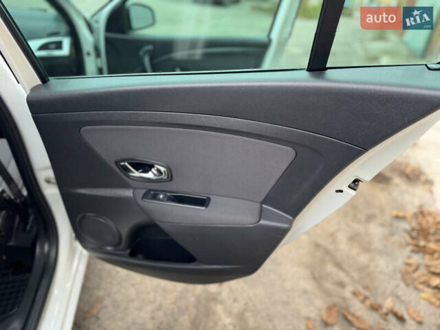 Белый Рено Меган, объемом двигателя 1.5 л и пробегом 225 тыс. км за 9850 $, фото 32 на Automoto.ua