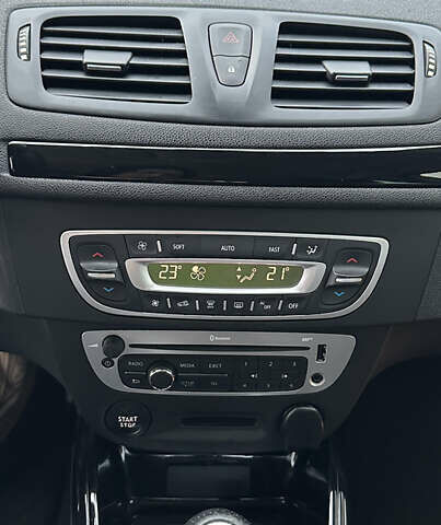 Белый Рено Меган, объемом двигателя 1.6 л и пробегом 217 тыс. км за 8750 $, фото 17 на Automoto.ua