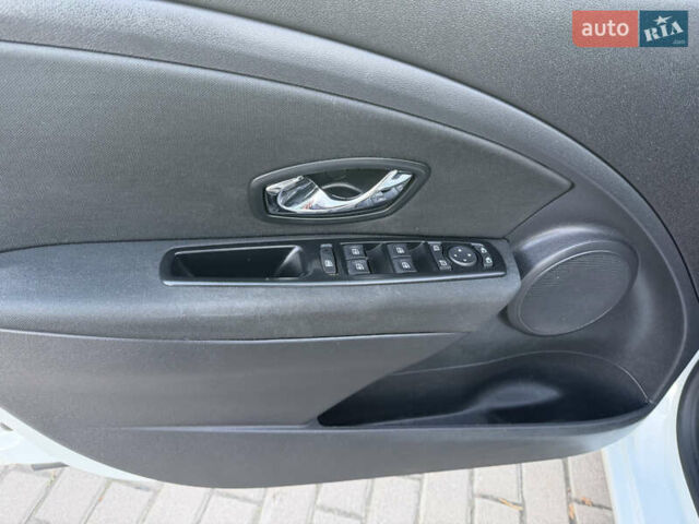 Белый Рено Меган, объемом двигателя 1.5 л и пробегом 265 тыс. км за 8550 $, фото 22 на Automoto.ua