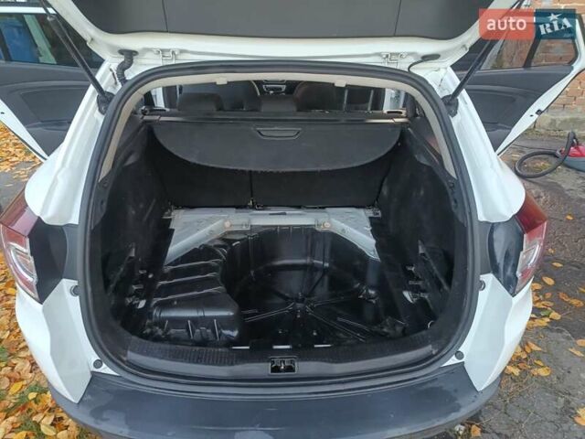 Белый Рено Меган, объемом двигателя 1.2 л и пробегом 180 тыс. км за 7200 $, фото 14 на Automoto.ua