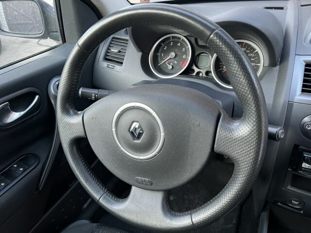 Білий Рено Меган, об'ємом двигуна 2.3 л та пробігом 209 тис. км за 5950 $, фото 8 на Automoto.ua