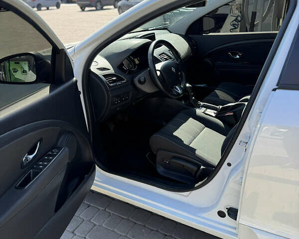 Белый Рено Меган, объемом двигателя 1.46 л и пробегом 242 тыс. км за 10000 $, фото 3 на Automoto.ua