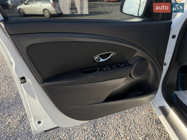 Белый Рено Меган, объемом двигателя 1.46 л и пробегом 178 тыс. км за 8550 $, фото 63 на Automoto.ua