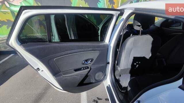 Рено Меган 2014 в Киеве на Automoto.ua Белый Рено Меган, объемом двигателя 1.5 л и пробегом 257 тыс. км за 8500 $, фото 14 на Automoto.ua