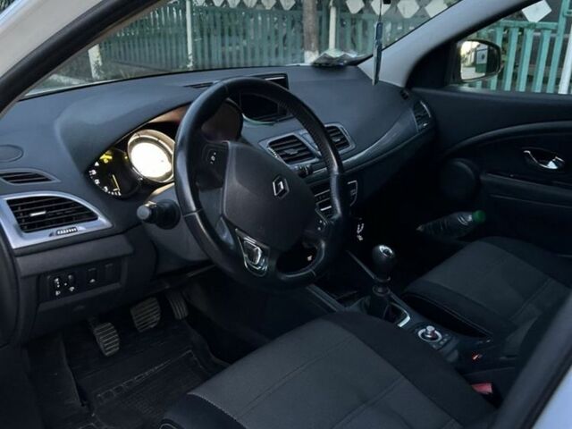 Белый Рено Меган, объемом двигателя 1.5 л и пробегом 175 тыс. км за 7400 $, фото 5 на Automoto.ua