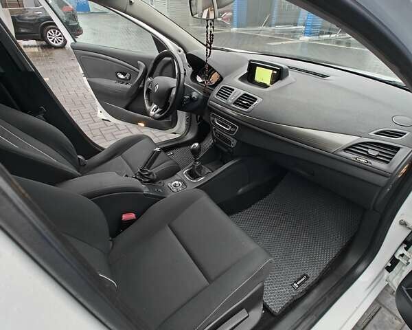 Белый Рено Меган, объемом двигателя 1.5 л и пробегом 131 тыс. км за 9300 $, фото 16 на Automoto.ua