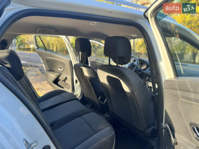 Белый Рено Меган, объемом двигателя 1.46 л и пробегом 140 тыс. км за 8500 $, фото 16 на Automoto.ua