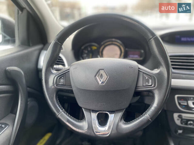 Білий Рено Меган, об'ємом двигуна 1.46 л та пробігом 245 тис. км за 7550 $, фото 16 на Automoto.ua