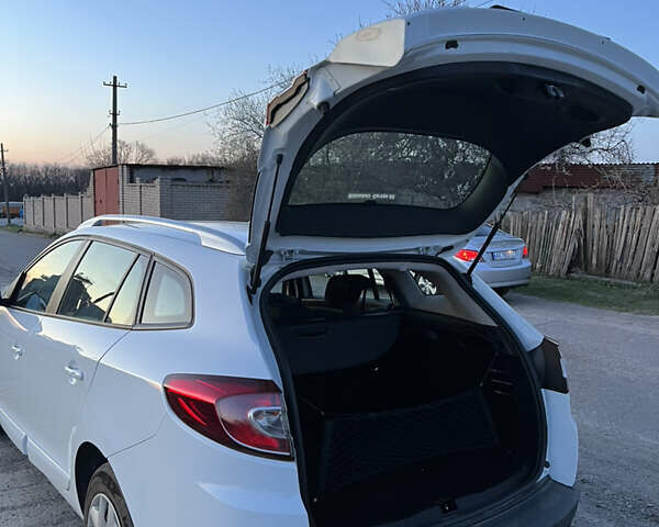 Белый Рено Меган, объемом двигателя 1.2 л и пробегом 157 тыс. км за 9000 $, фото 6 на Automoto.ua