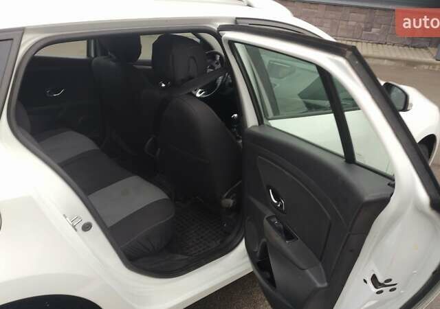 Белый Рено Меган, объемом двигателя 1.46 л и пробегом 234 тыс. км за 8500 $, фото 5 на Automoto.ua