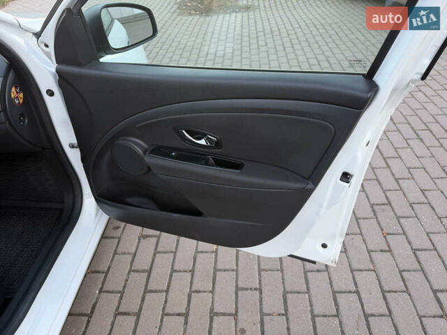 Белый Рено Меган, объемом двигателя 1.5 л и пробегом 265 тыс. км за 8550 $, фото 45 на Automoto.ua