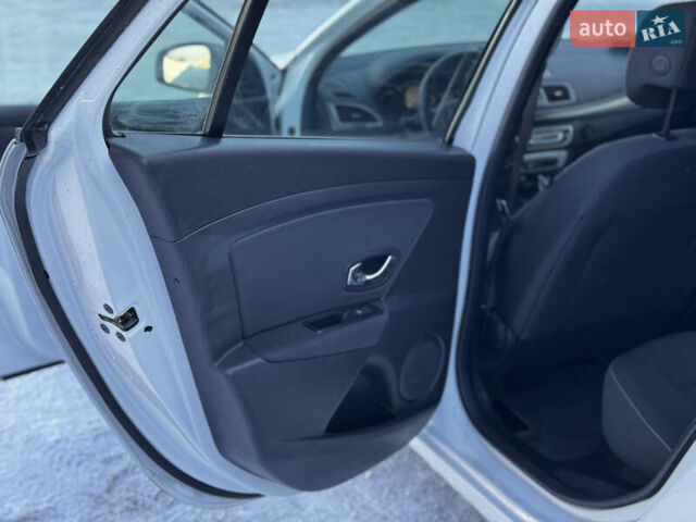 Белый Рено Меган, объемом двигателя 1.5 л и пробегом 261 тыс. км за 7999 $, фото 32 на Automoto.ua