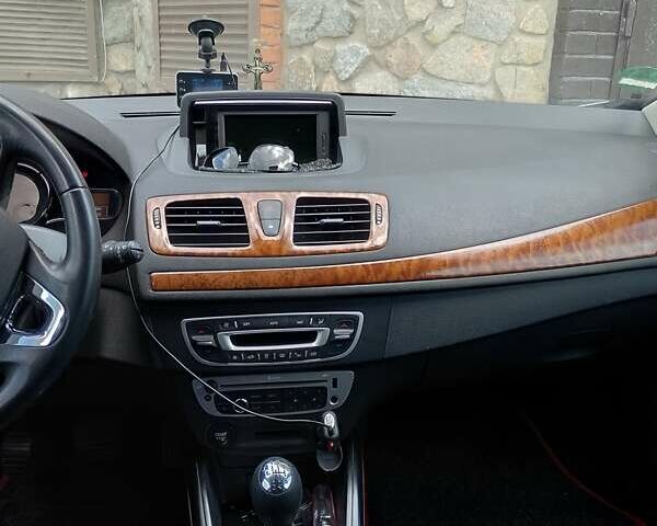 Белый Рено Меган, объемом двигателя 1.5 л и пробегом 200 тыс. км за 9800 $, фото 6 на Automoto.ua