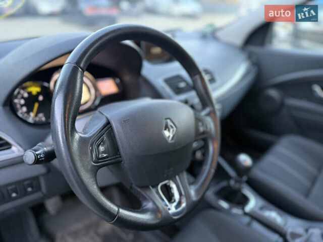 Белый Рено Меган, объемом двигателя 1.5 л и пробегом 245 тыс. км за 8250 $, фото 11 на Automoto.ua