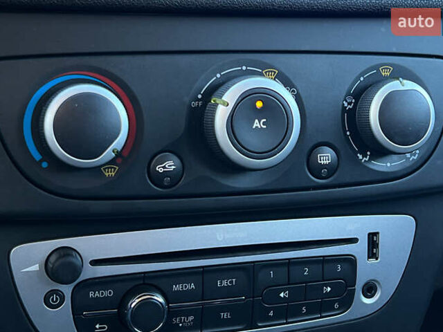 Белый Рено Меган, объемом двигателя 1.5 л и пробегом 206 тыс. км за 8500 $, фото 13 на Automoto.ua