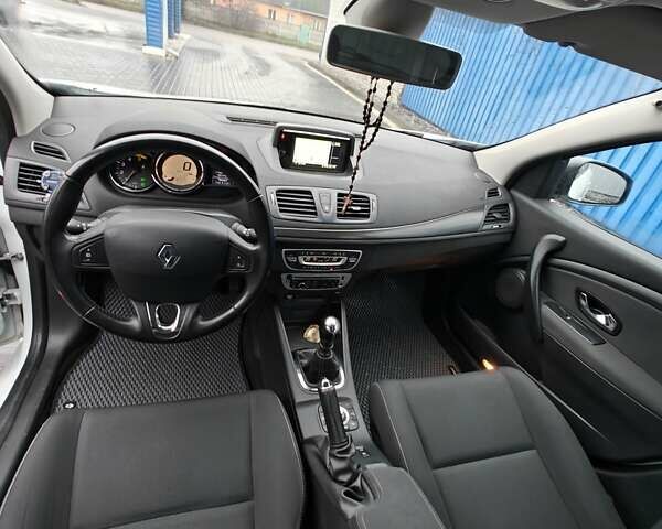 Белый Рено Меган, объемом двигателя 1.5 л и пробегом 131 тыс. км за 9300 $, фото 11 на Automoto.ua