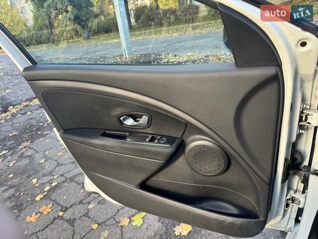 Белый Рено Меган, объемом двигателя 1.46 л и пробегом 140 тыс. км за 8500 $, фото 23 на Automoto.ua