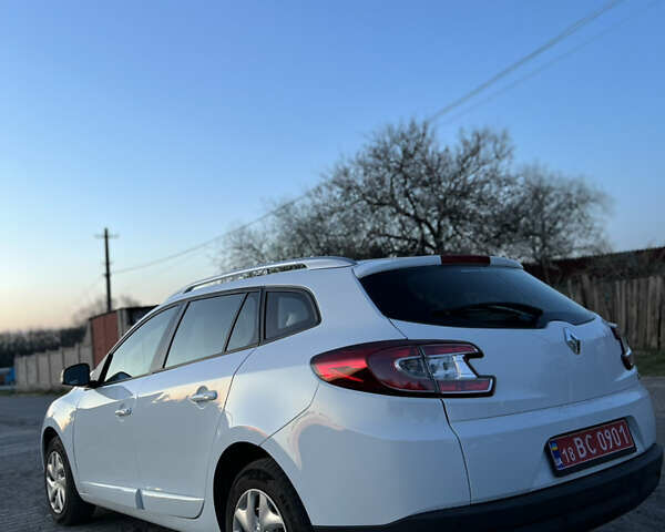 Белый Рено Меган, объемом двигателя 1.2 л и пробегом 157 тыс. км за 9000 $, фото 4 на Automoto.ua