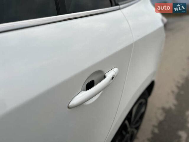 Белый Рено Меган, объемом двигателя 1.6 л и пробегом 217 тыс. км за 8750 $, фото 9 на Automoto.ua
