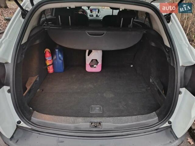 Белый Рено Меган, объемом двигателя 1.5 л и пробегом 296 тыс. км за 8000 $, фото 8 на Automoto.ua